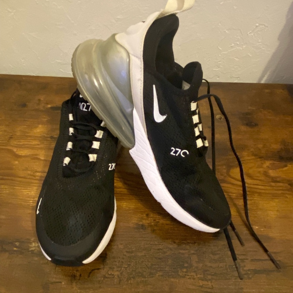 Nike Air Max 270 sneakers in black and white colors Size 8